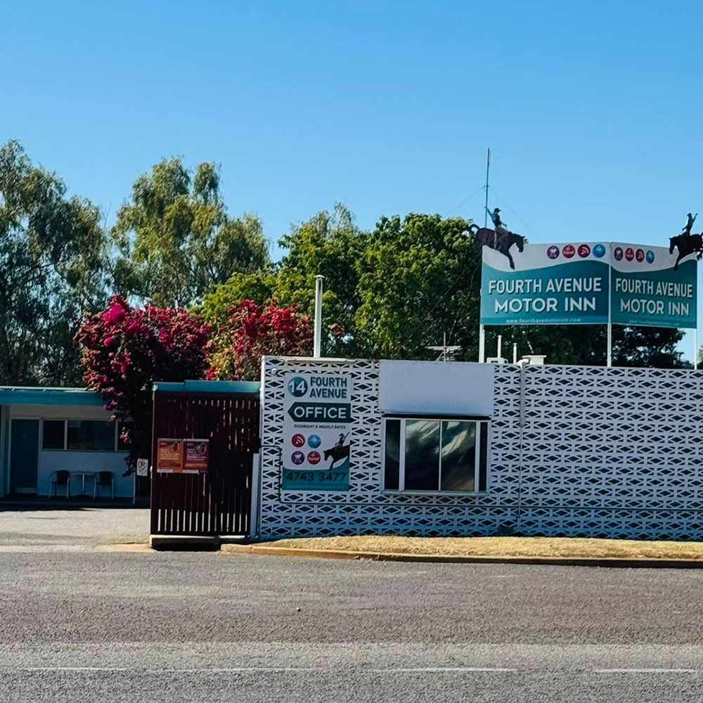 Fourth Avenue Motor Inn With a Retro Sign and White Brick Facade on a Sunny Day — Fourth Avenue Motor Inn in Parkside, QLD