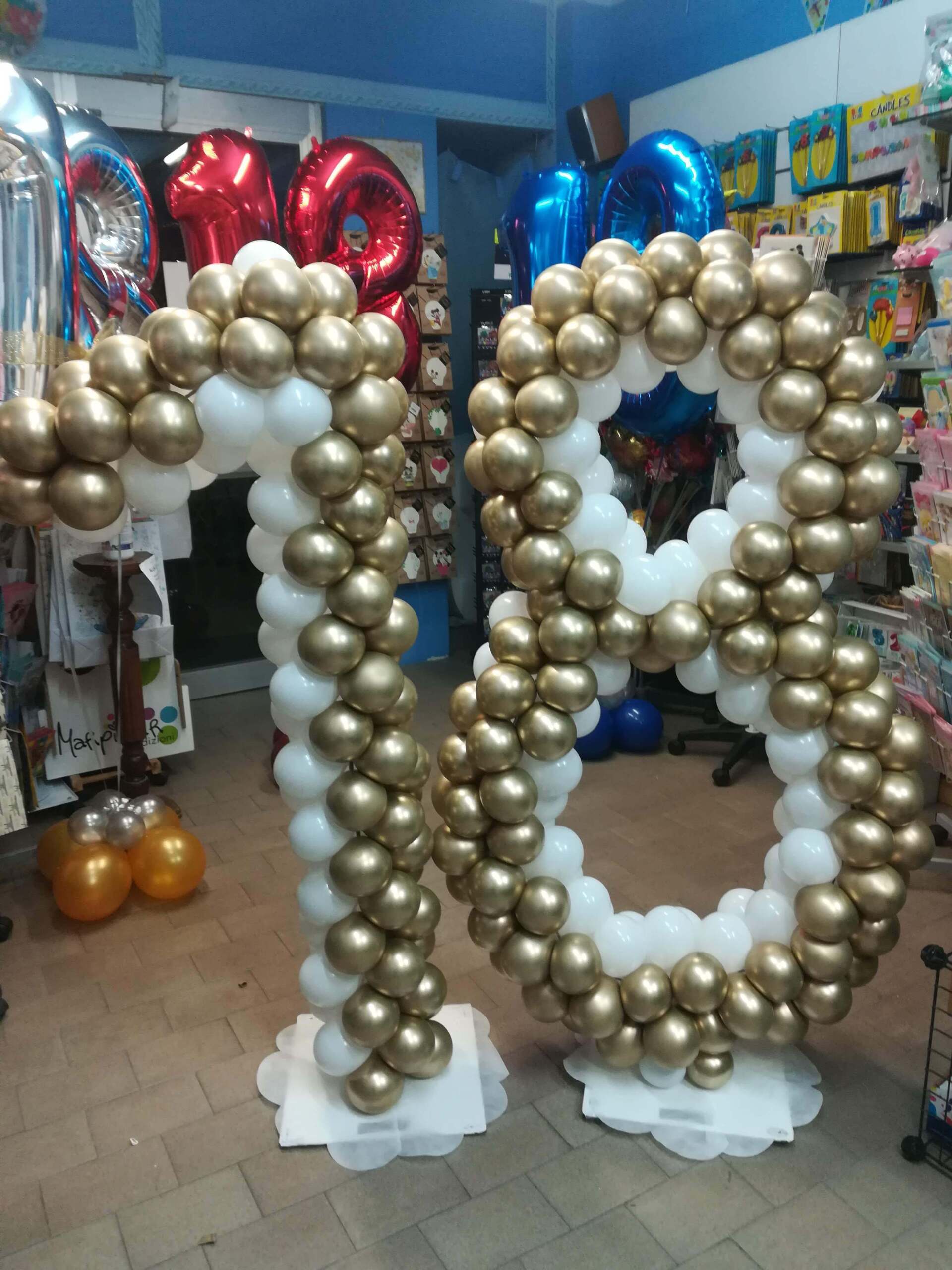 Decorazione con palloncini per festa di compleanno di 18 anni