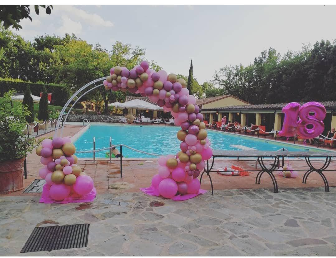 Decorazione di spazio all'aperto con allestimento di palloncini personalizzato