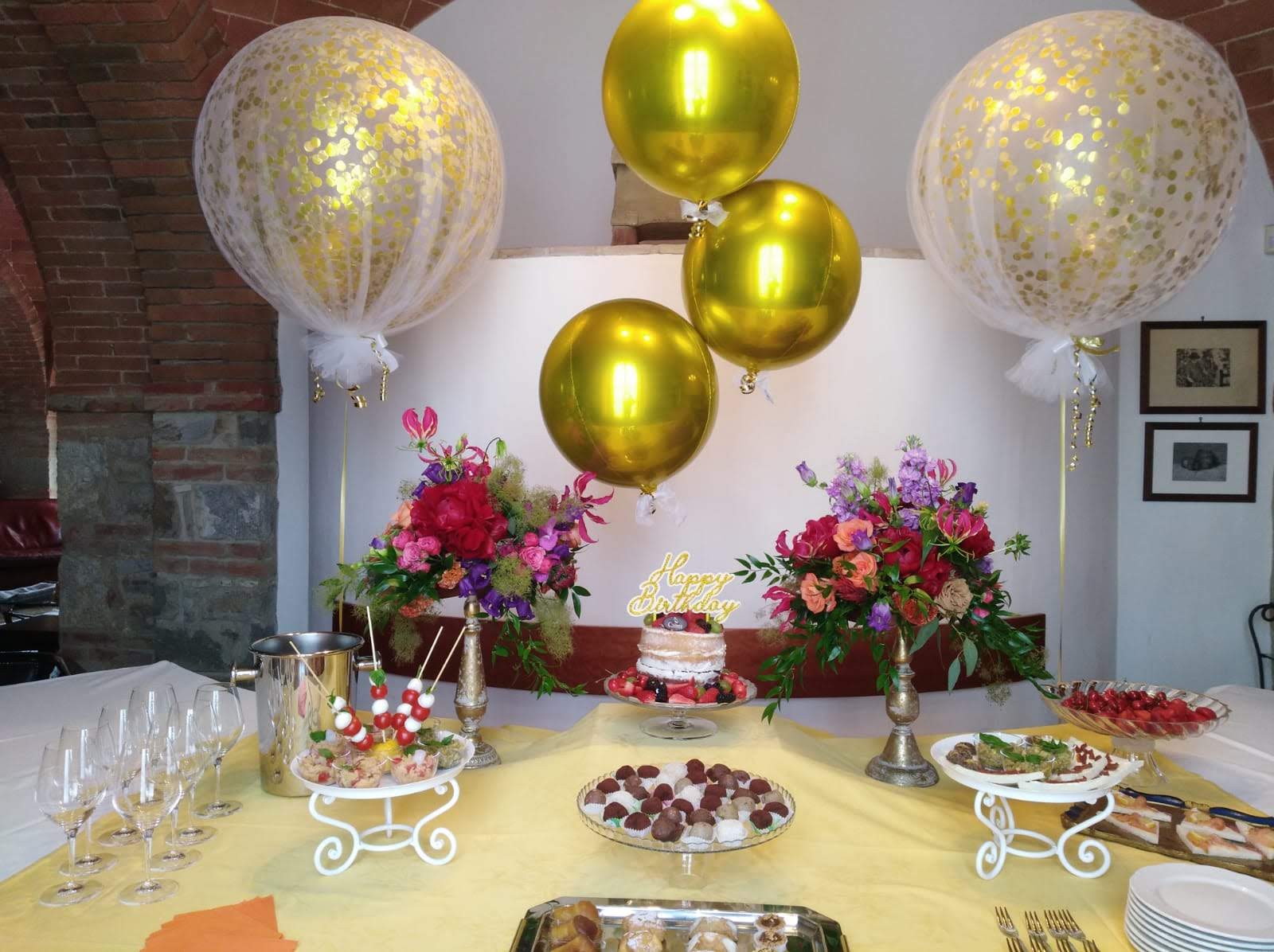 Allestimento del tavolo di una festa