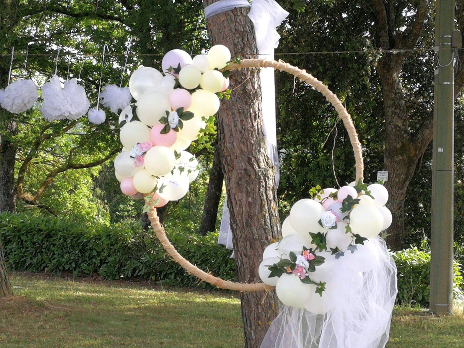 Installazione di palloncini per festa di matrimonio