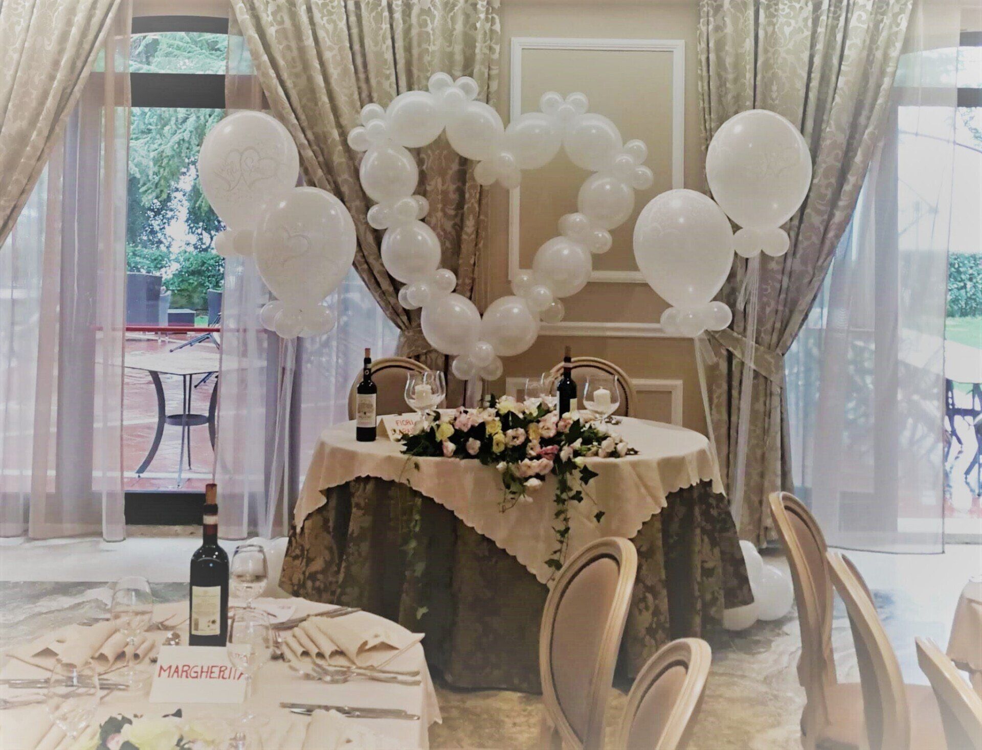 Decorazione con palloncini per festa di matrimonio