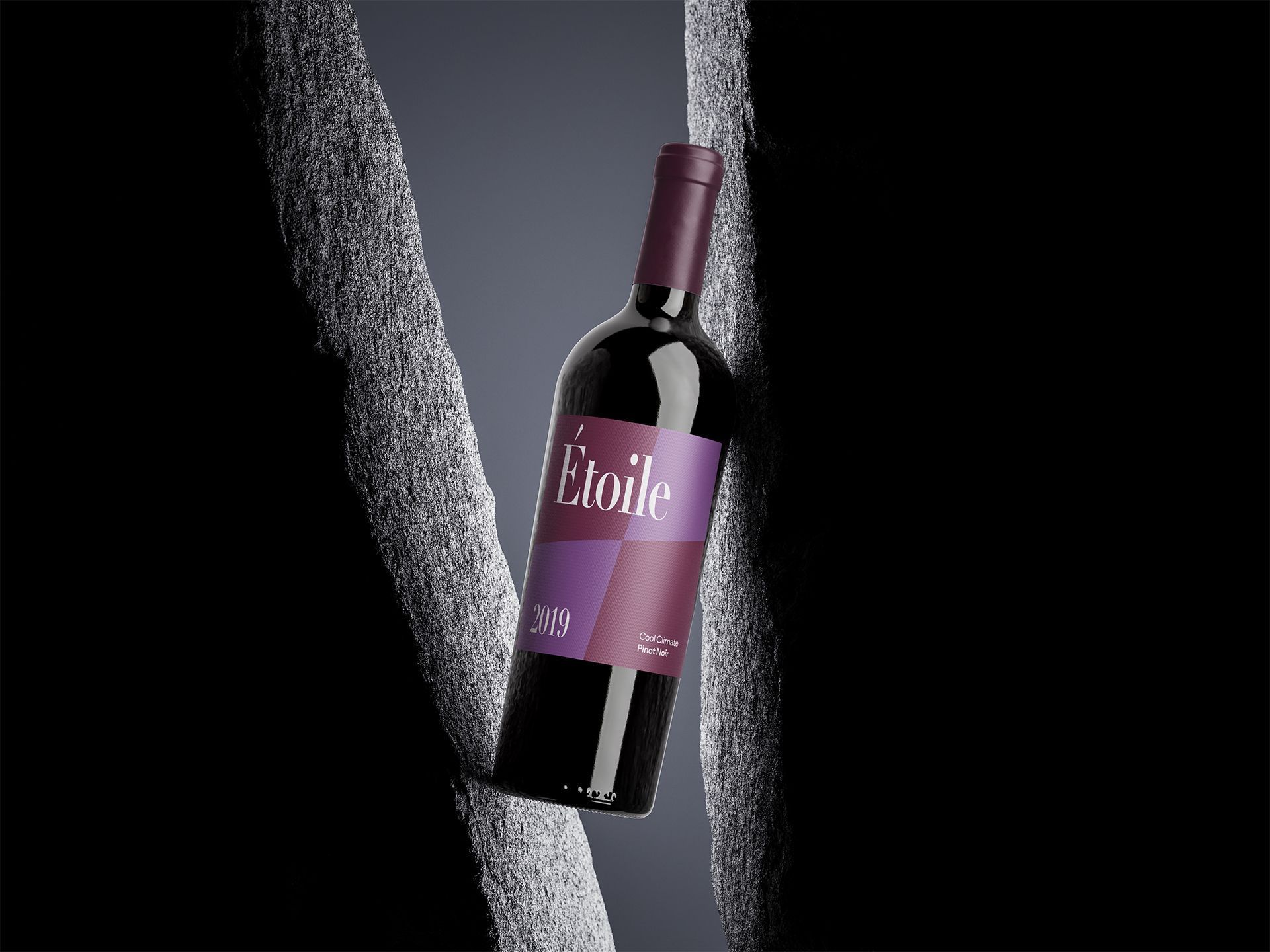 Garrafa de vinho tinto com rótulo roxo sobre fundo escuro com listras brancas.