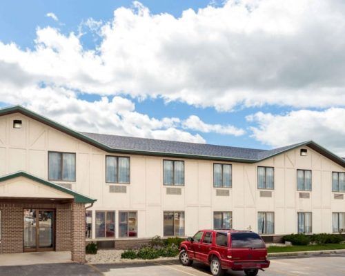 Loding near Walworth County Fairgrounds | Elkhorn Antique Flea Market