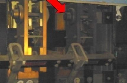 A red arrow points to machine
