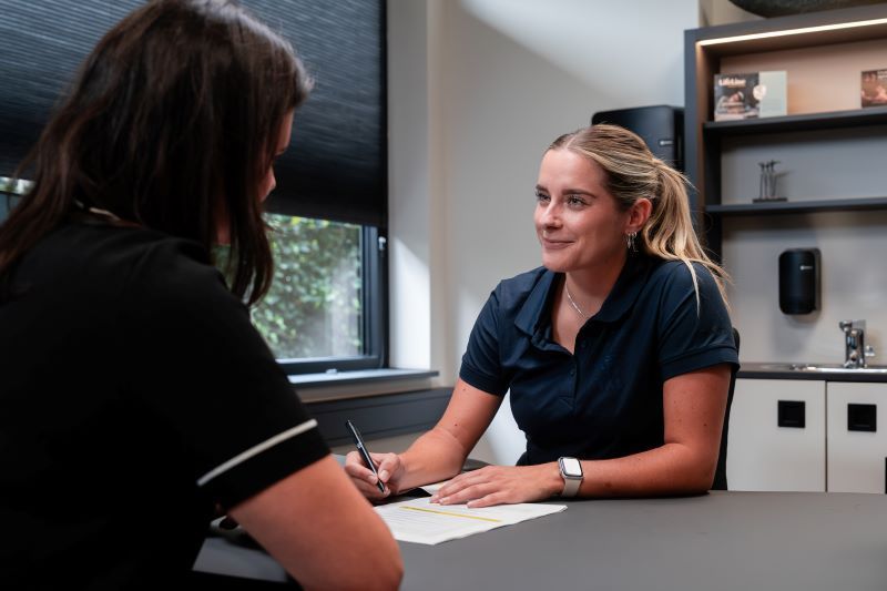 Medewerker Revital in gesprek met cliënt