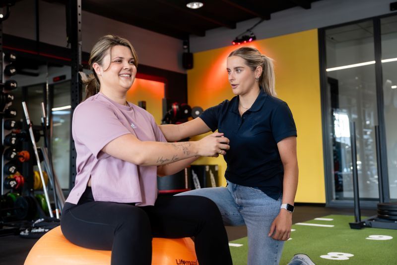 Myrthe, collega van Revital Fysio-Werk-Fit begeleid cliënt fysiotherapie