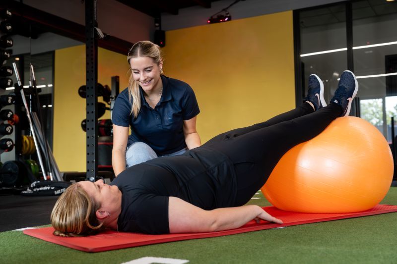 Medewerker Revital begeleidt een deelnemer van de Body Balancing groep 