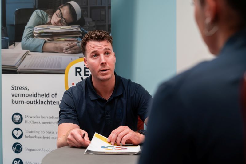 Medewerker van Revital Fysio | Werk | Fit in overleg met een medewerker van een bedrijf die vastloop op gezondheidsgebied