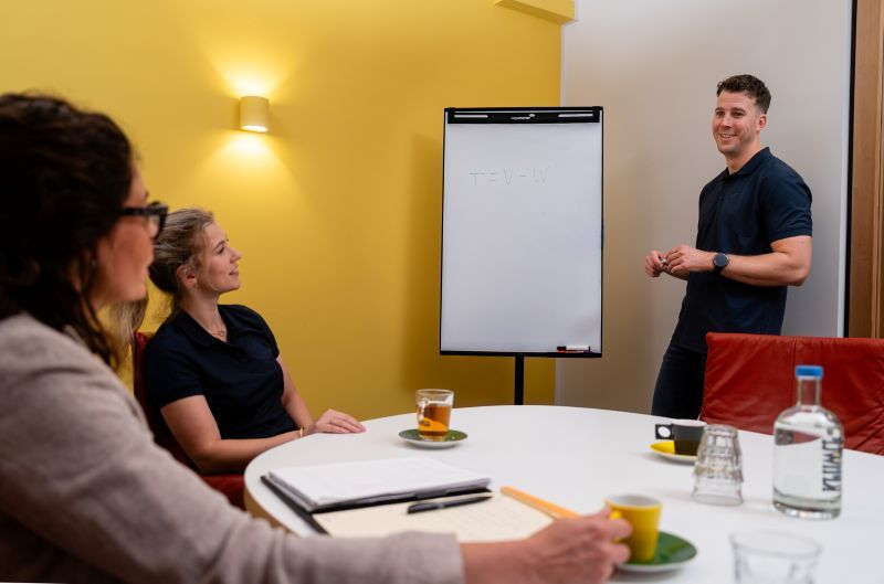 3 personen in overleg bij Revital Fysio | Werk | Fit