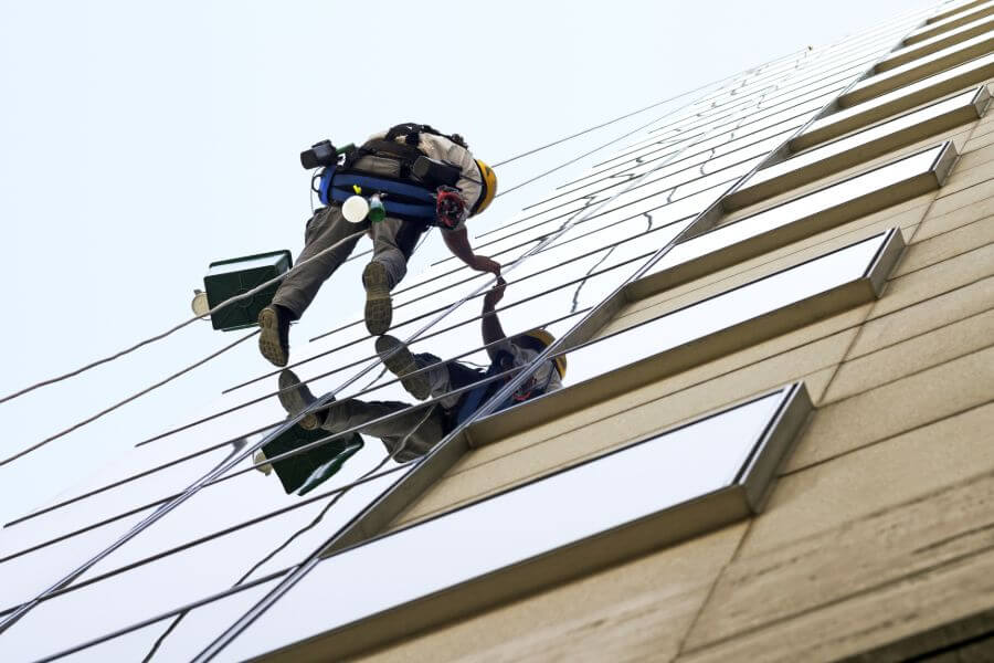 Logu un vitrīnu mazgāšana