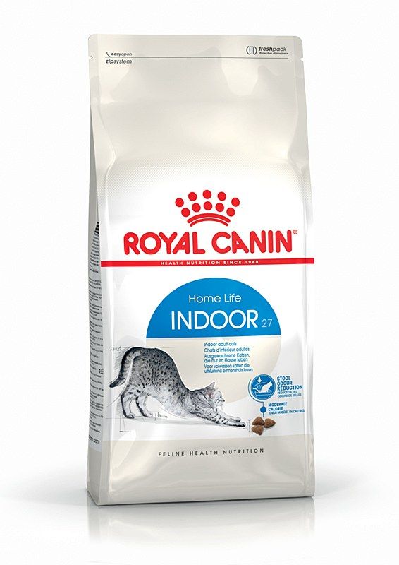 Bolsa de comida para gatos Royal Canin Indoor 27 con dibujo de un gato estirándose sobre fondo blanco.