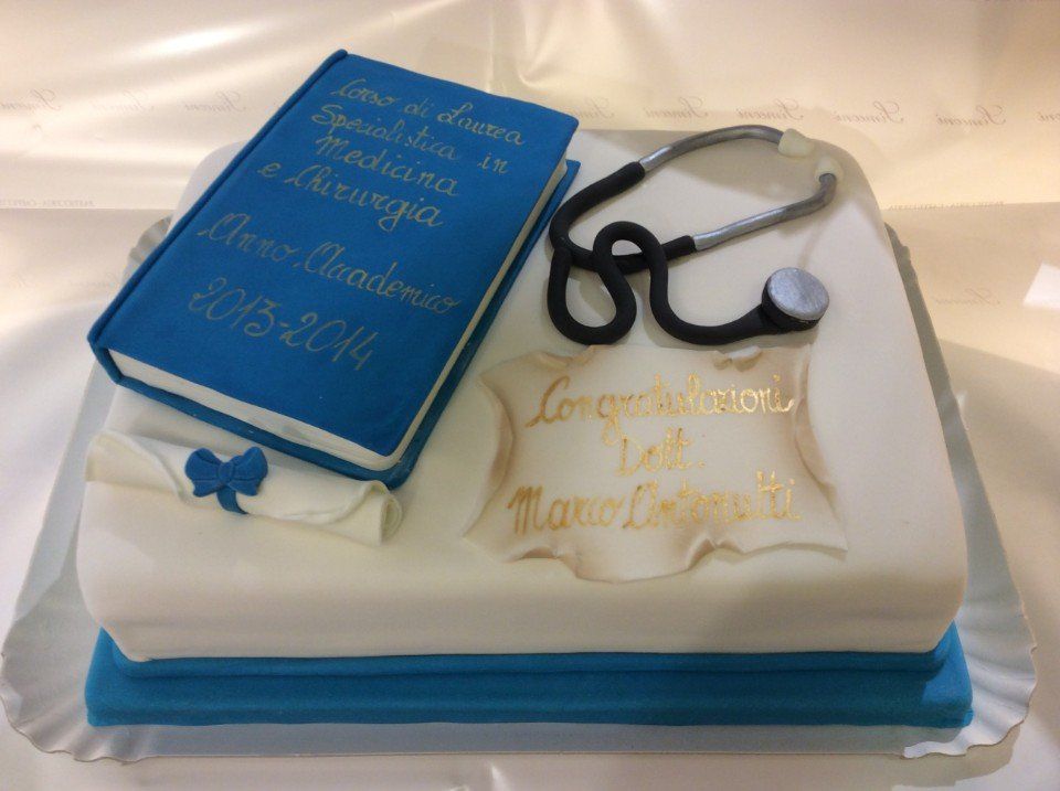 Torta di pasticceria per una festa di laurea
