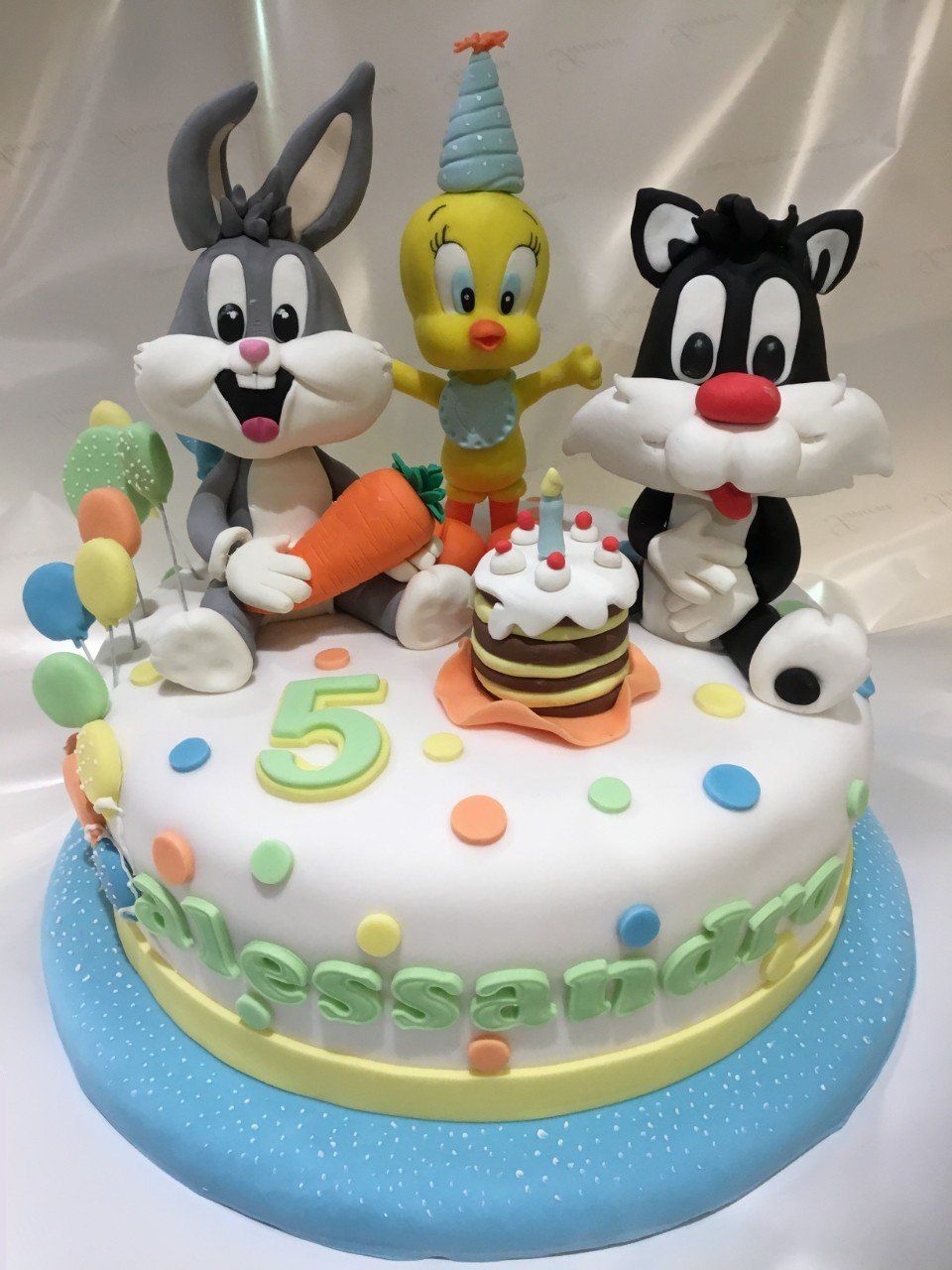 Torta con decorazioni di cake design