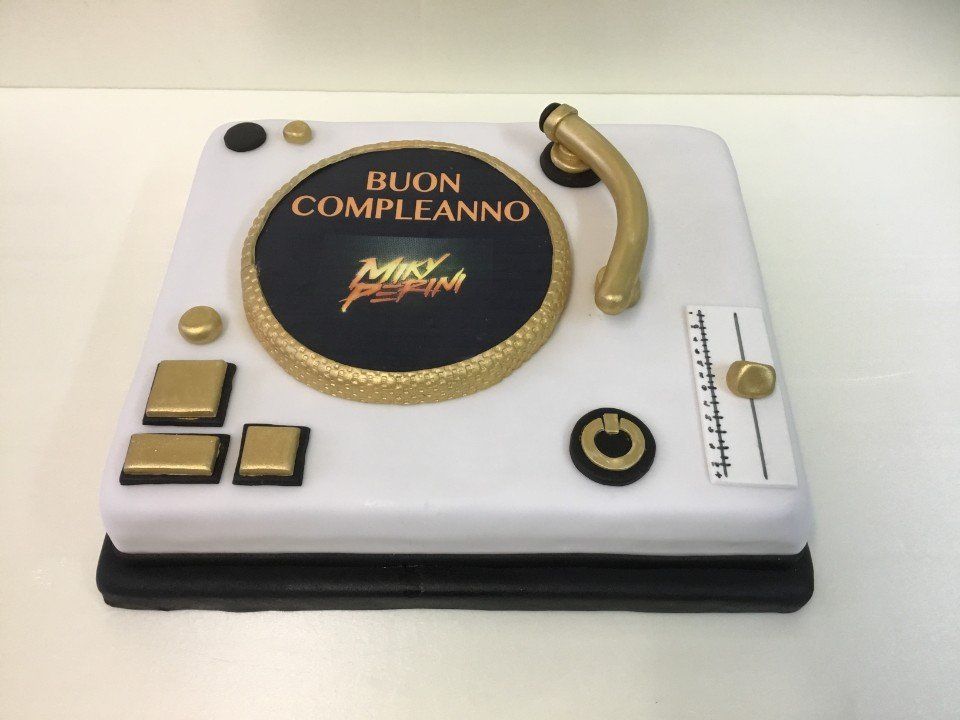 Torta di compleanno a forma di giradischi