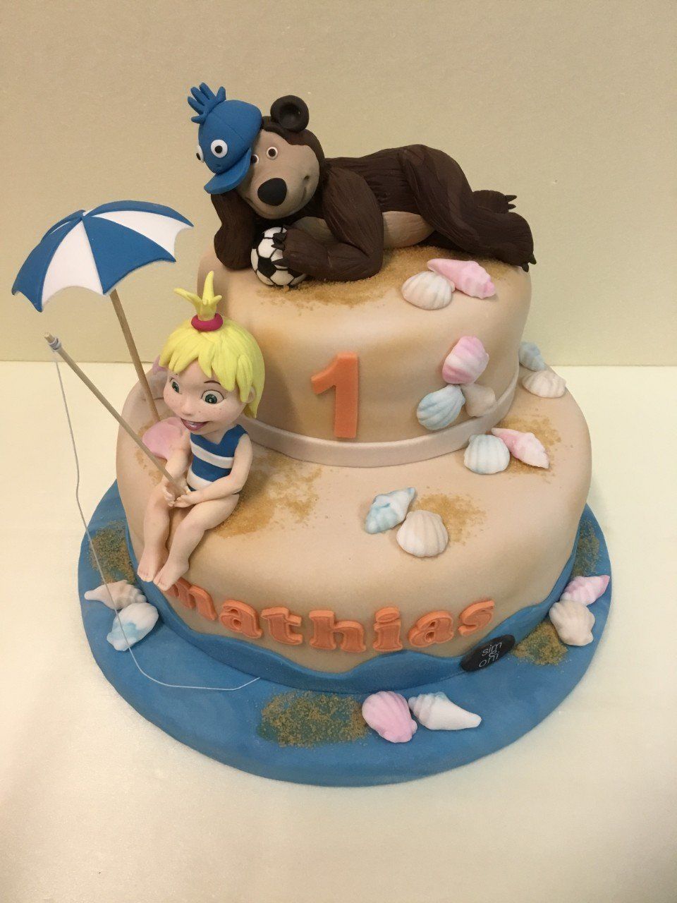 Torta con decorazioni in pasta da zucchero