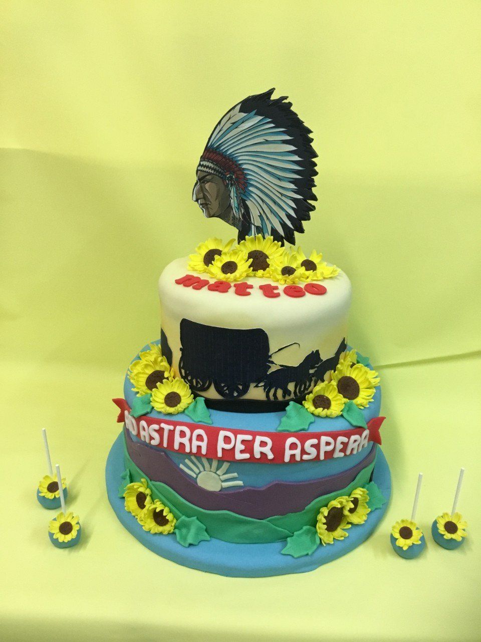 Torta multistrato con decorazioni in pasta da zucchero