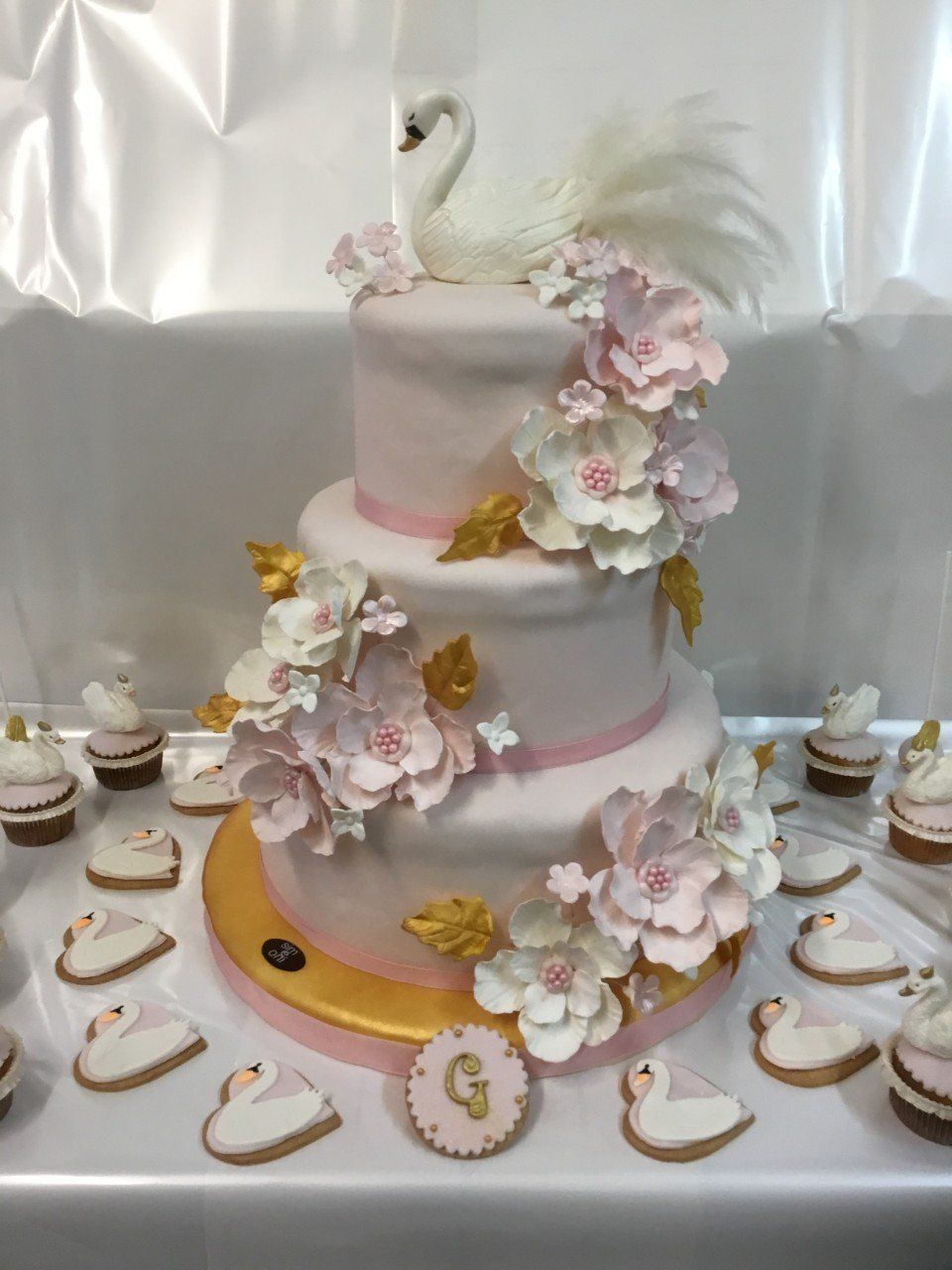 Torta di pasticceria multistrato con rose decorative