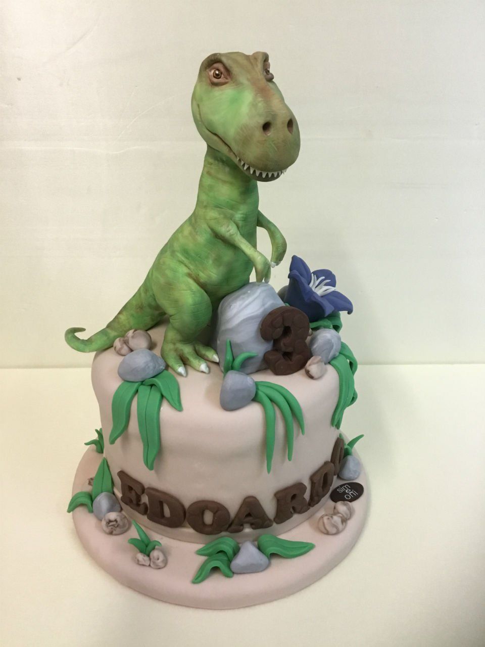Torta di pasticceria con dinosauri