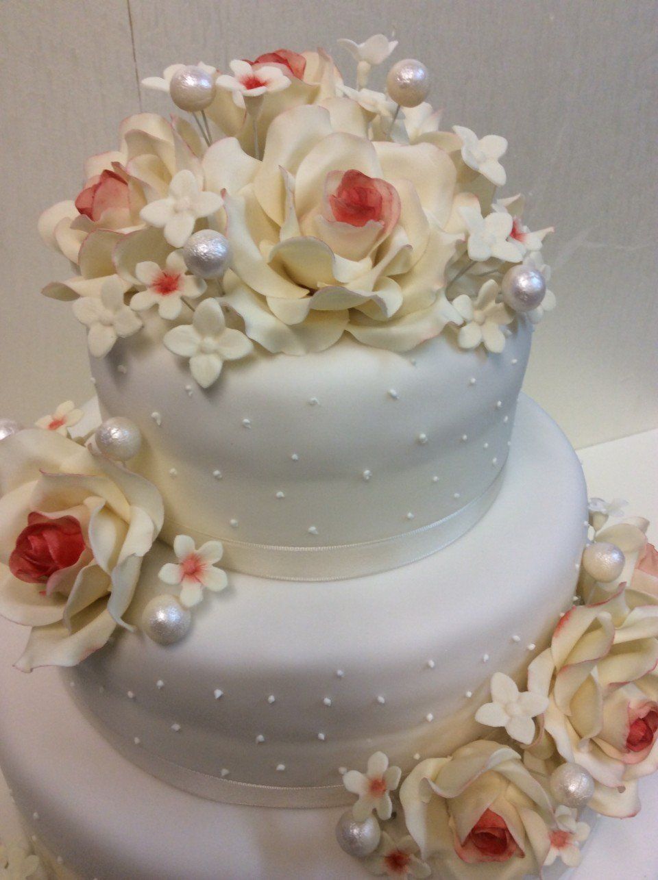 Torta nuziale con fiori decorativi