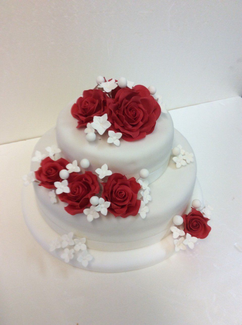 Torta nuziale con rose decorative