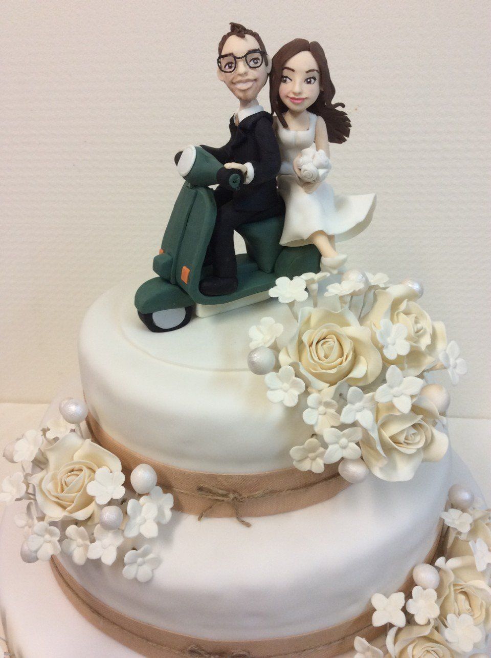 Torta nuziale con statuine personalizzate