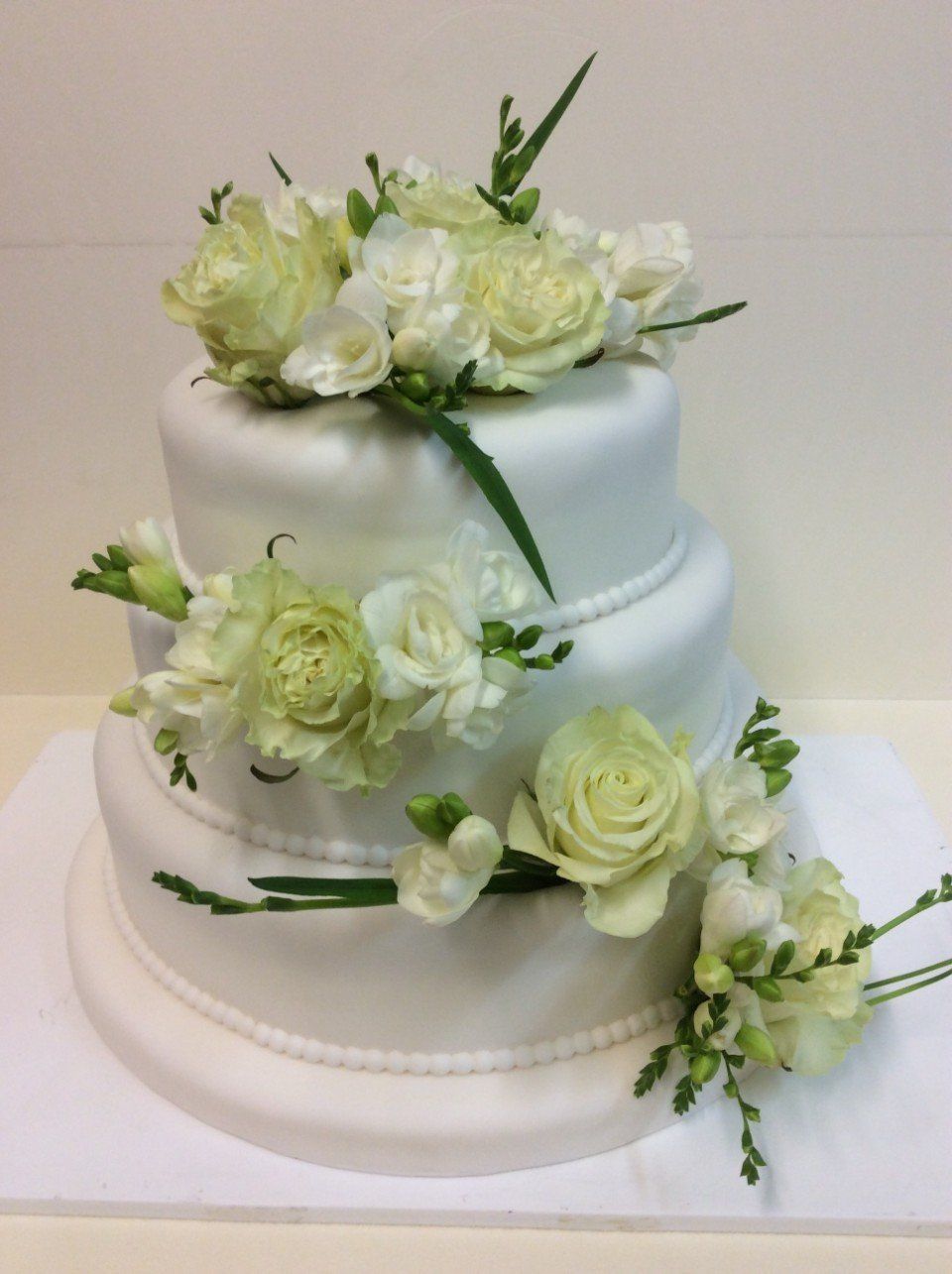 Torta di pasticceria personalizzata con fiori