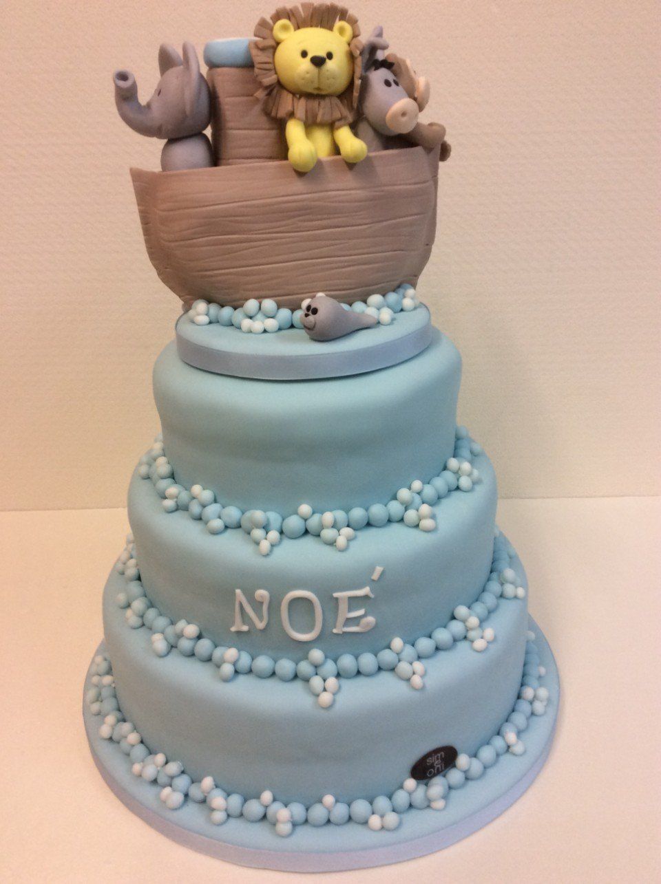 Torta multistrato con decorazioni