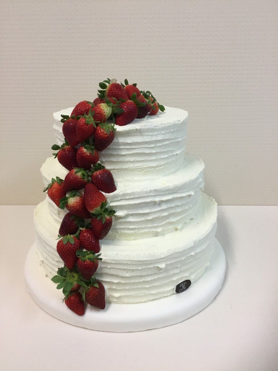 Torta multistrato con cascata di fragole