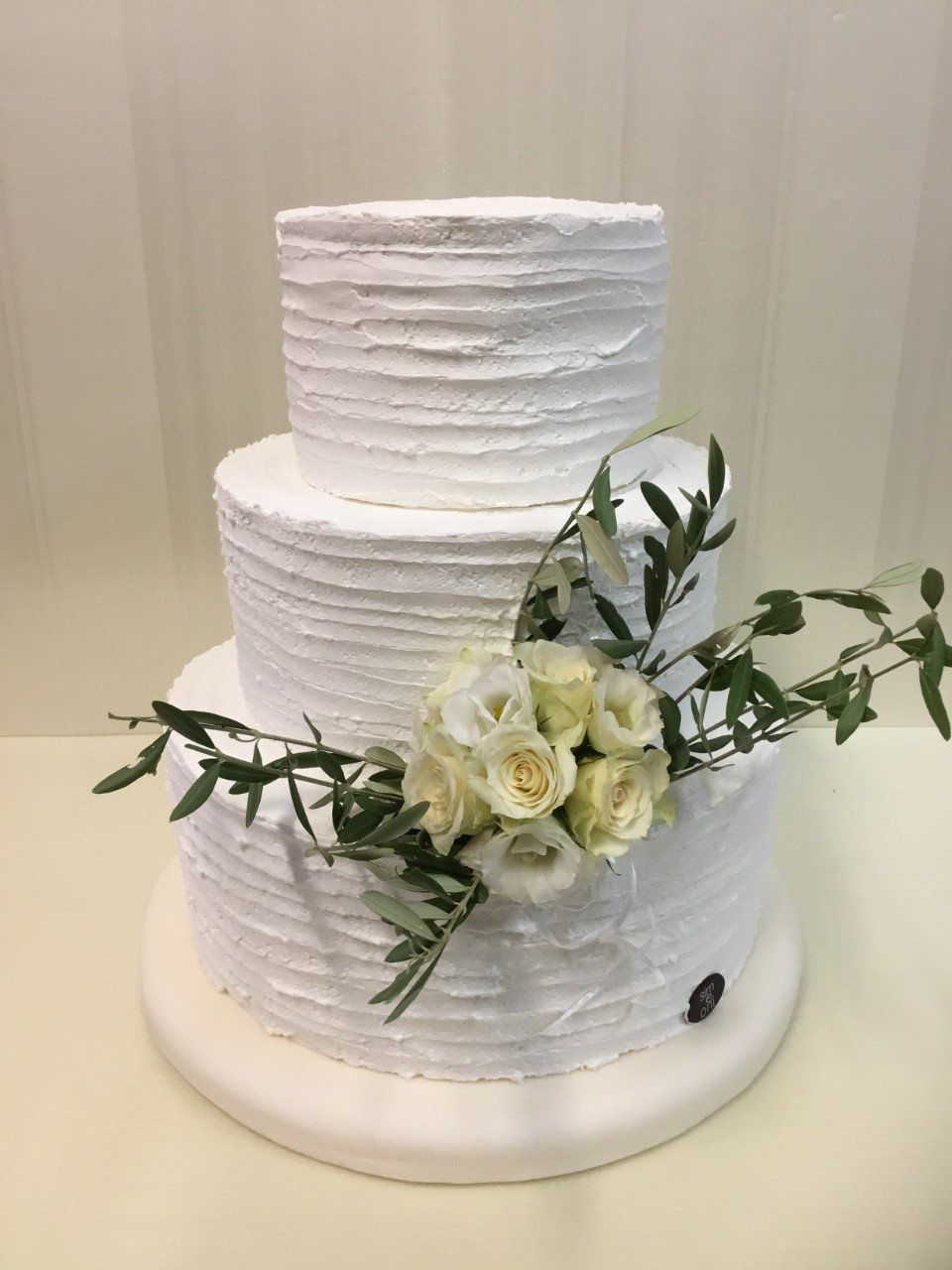 Torta nuziale personalizzata con mazzo di rose bianche