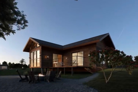 Cabana de madeira com deck ao entardecer; cadeiras Adirondack ao redor de uma fogueira.