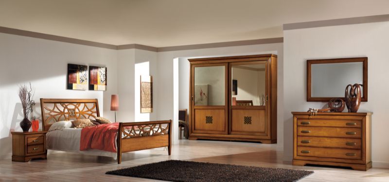 Camera con arredamento intagliato