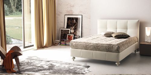 Camera matrimoniale con letto artigianale