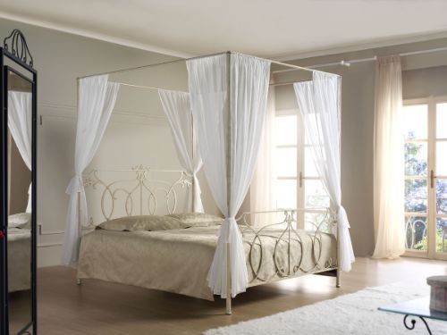 letto in ferro battuto bianco con tende