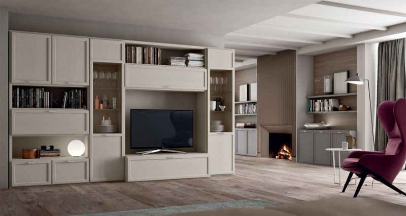 Ampio salone con mobili in legno