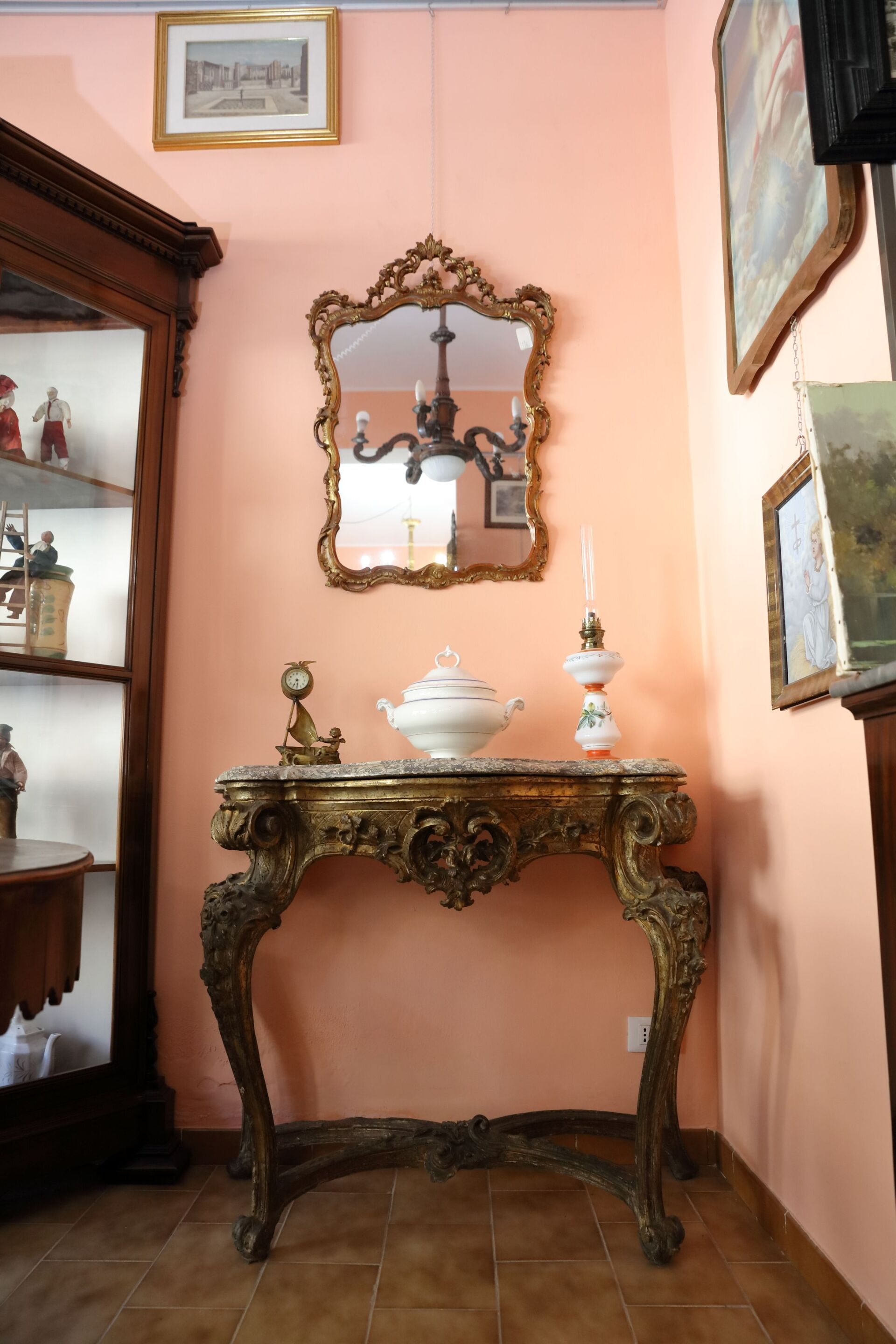 Mobile antico decorato