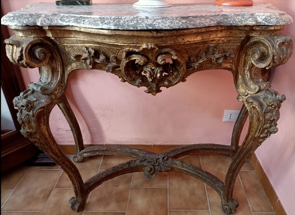 Mobile antico con decorazioni