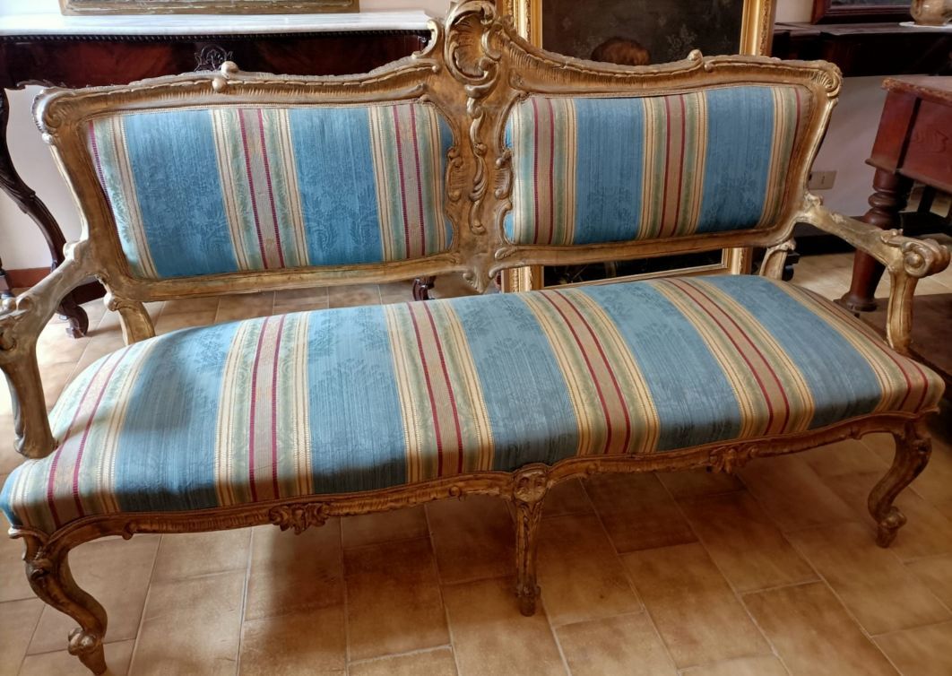 Divano antico in tessuto