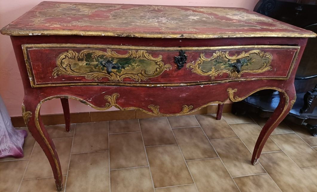 Mobile antico con cassetto