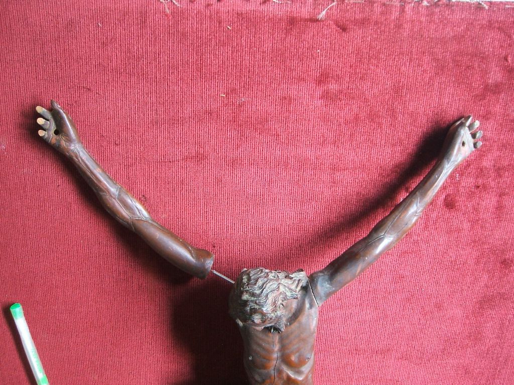 Cristo in croce restaurato
