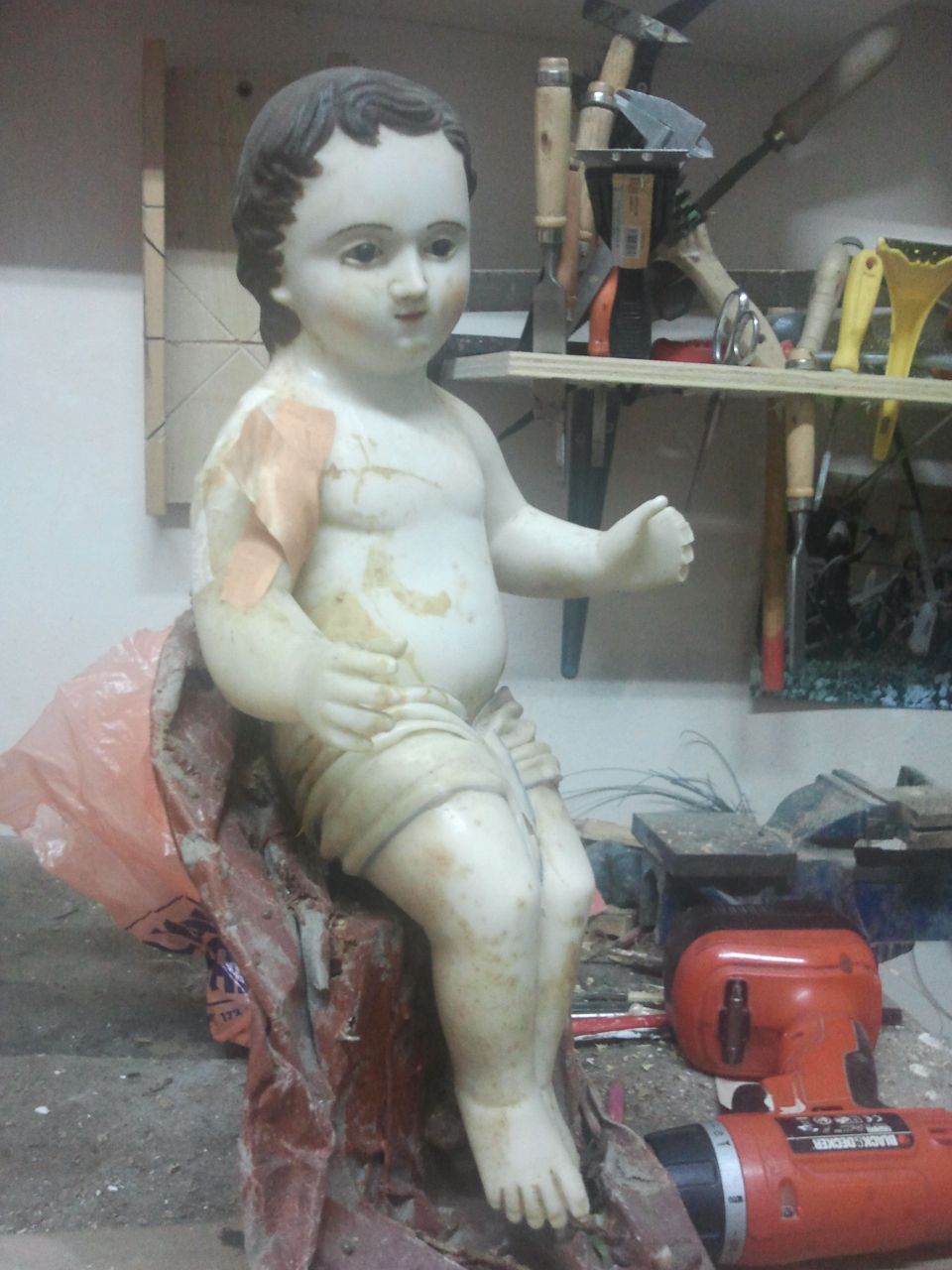 Gesù bambino da restaurare