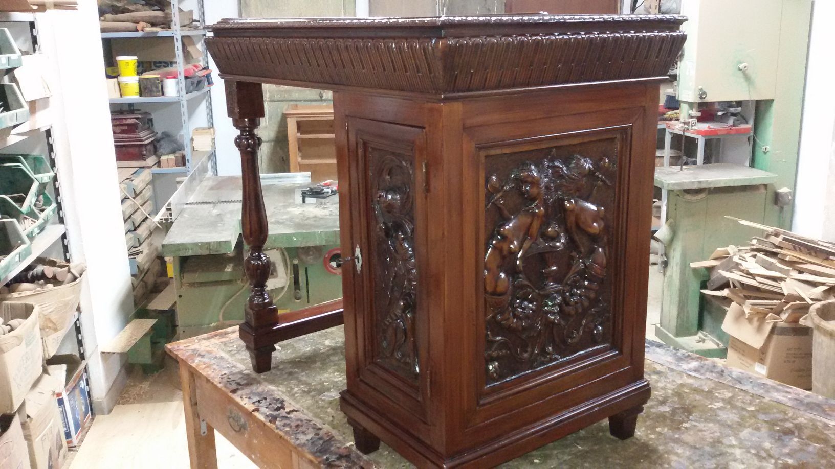 Mobile decorato restaurato