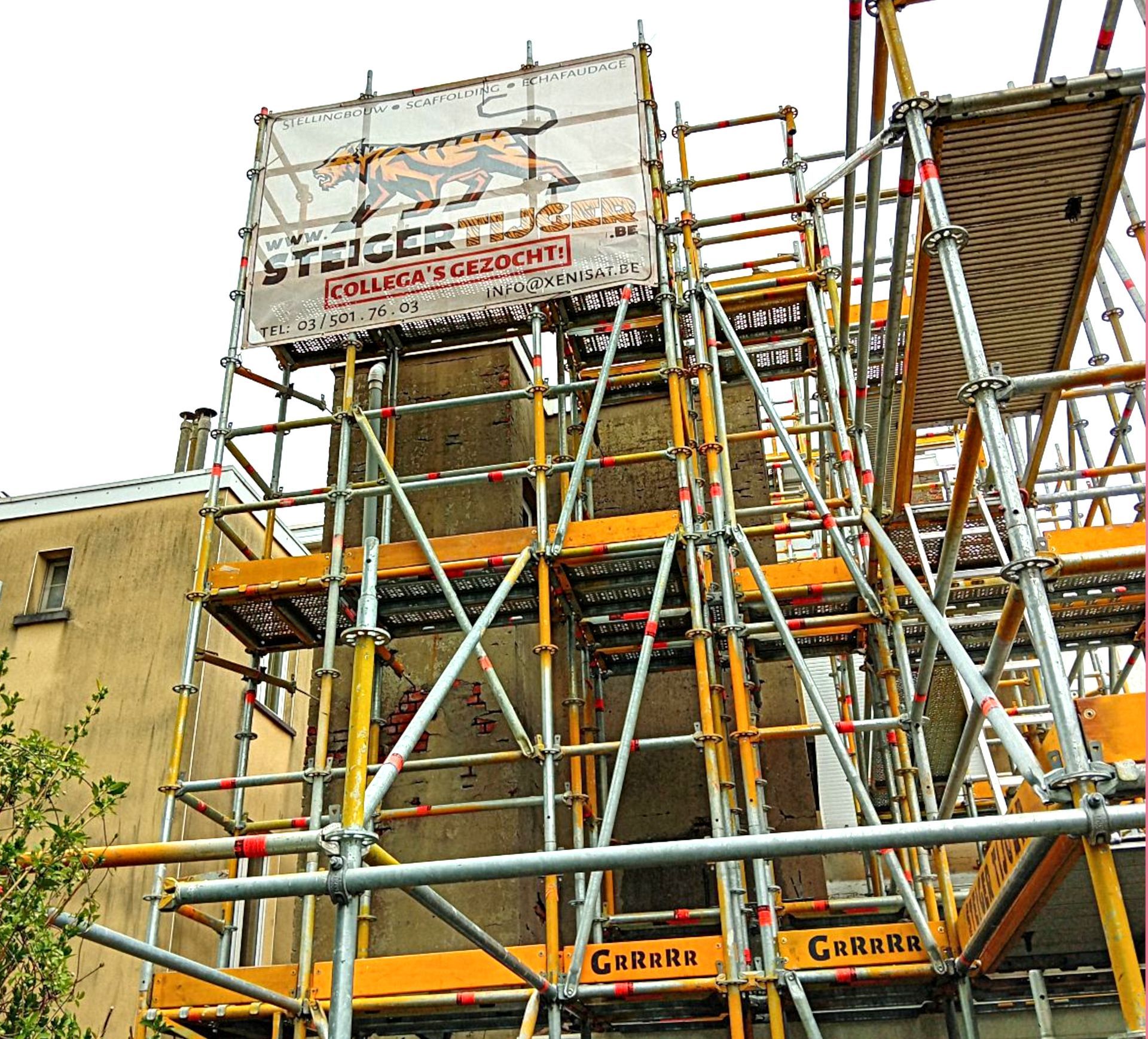 Multidirectionele steigerbouw is een techniek waarbij steigers in verschillende richtingen worden opgebouwd. Dit kan zowel horizontaal als verticaal zijn. Deze techniek biedt veel voordelen ten opzichte van traditionele steigerbouw, omdat het meer flexibiliteit biedt en toelaat om moeilijk bereikbare plekken te bereiken.