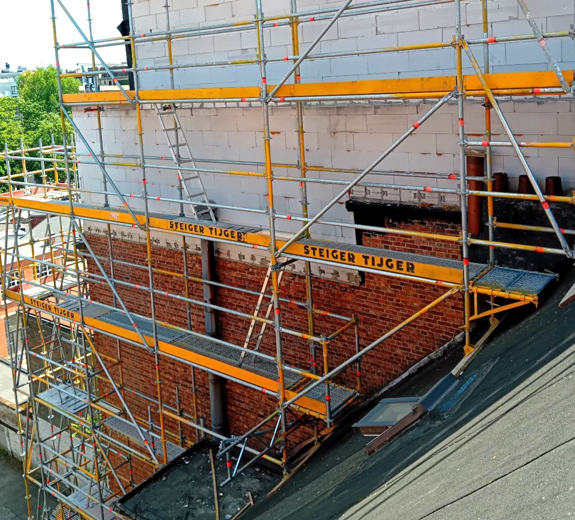 Multidirectionele steigerbouw is een techniek waarbij steigers in verschillende richtingen worden opgebouwd. Dit kan zowel horizontaal als verticaal zijn. Deze techniek biedt veel voordelen ten opzichte van traditionele steigerbouw, omdat het meer flexibiliteit biedt en toelaat om moeilijk bereikbare plekken te bereiken.