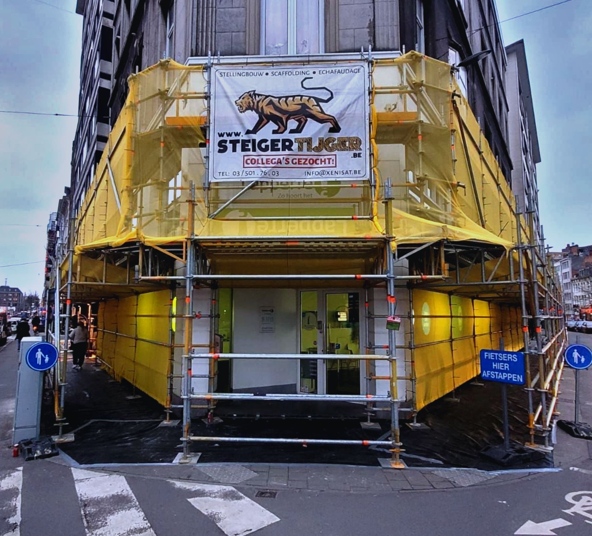Multidirectionele steigerbouw is een techniek waarbij steigers in verschillende richtingen worden opgebouwd. Dit kan zowel horizontaal als verticaal zijn. Deze techniek biedt veel voordelen ten opzichte van traditionele steigerbouw, omdat het meer flexibiliteit biedt en toelaat om moeilijk bereikbare plekken te bereiken.