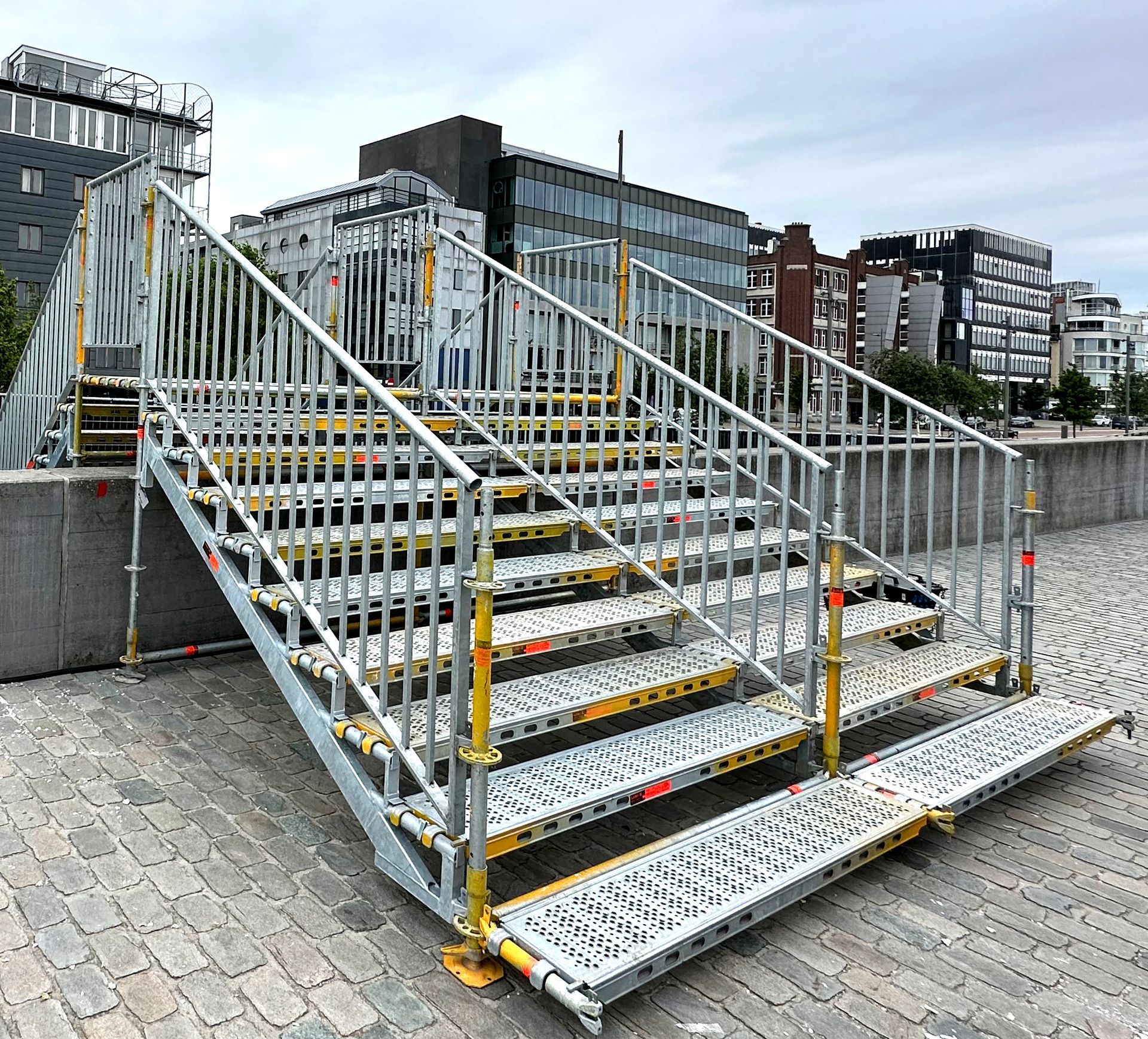 Multidirectionele steigerbouw is een techniek waarbij steigers in verschillende richtingen worden opgebouwd. Dit kan zowel horizontaal als verticaal zijn. Deze techniek biedt veel voordelen ten opzichte van traditionele steigerbouw, omdat het meer flexibiliteit biedt en toelaat om moeilijk bereikbare plekken te bereiken.