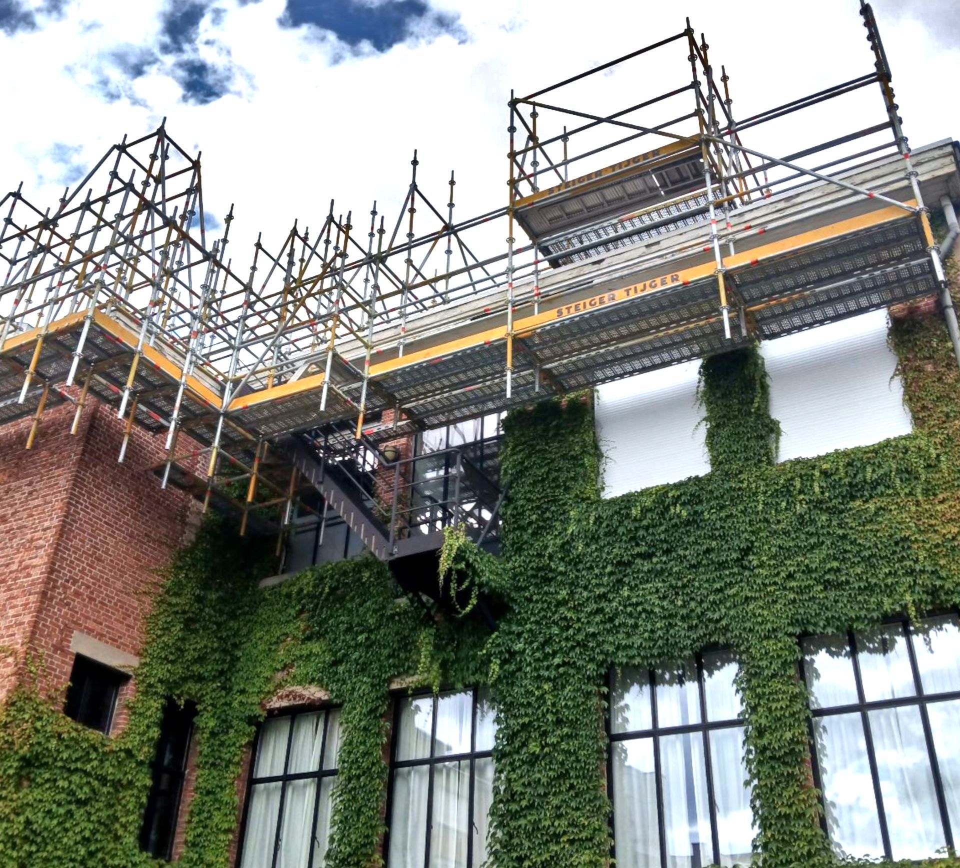 Multidirectionele steigerbouw is een techniek waarbij steigers in verschillende richtingen worden opgebouwd. Dit kan zowel horizontaal als verticaal zijn. Deze techniek biedt veel voordelen ten opzichte van traditionele steigerbouw, omdat het meer flexibiliteit biedt en toelaat om moeilijk bereikbare plekken te bereiken.