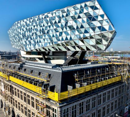 Multidirectionele steigerbouw is een techniek waarbij steigers in verschillende richtingen worden opgebouwd. Dit kan zowel horizontaal als verticaal zijn. Deze techniek biedt veel voordelen ten opzichte van traditionele steigerbouw, omdat het meer flexibiliteit biedt en toelaat om moeilijk bereikbare plekken te bereiken.