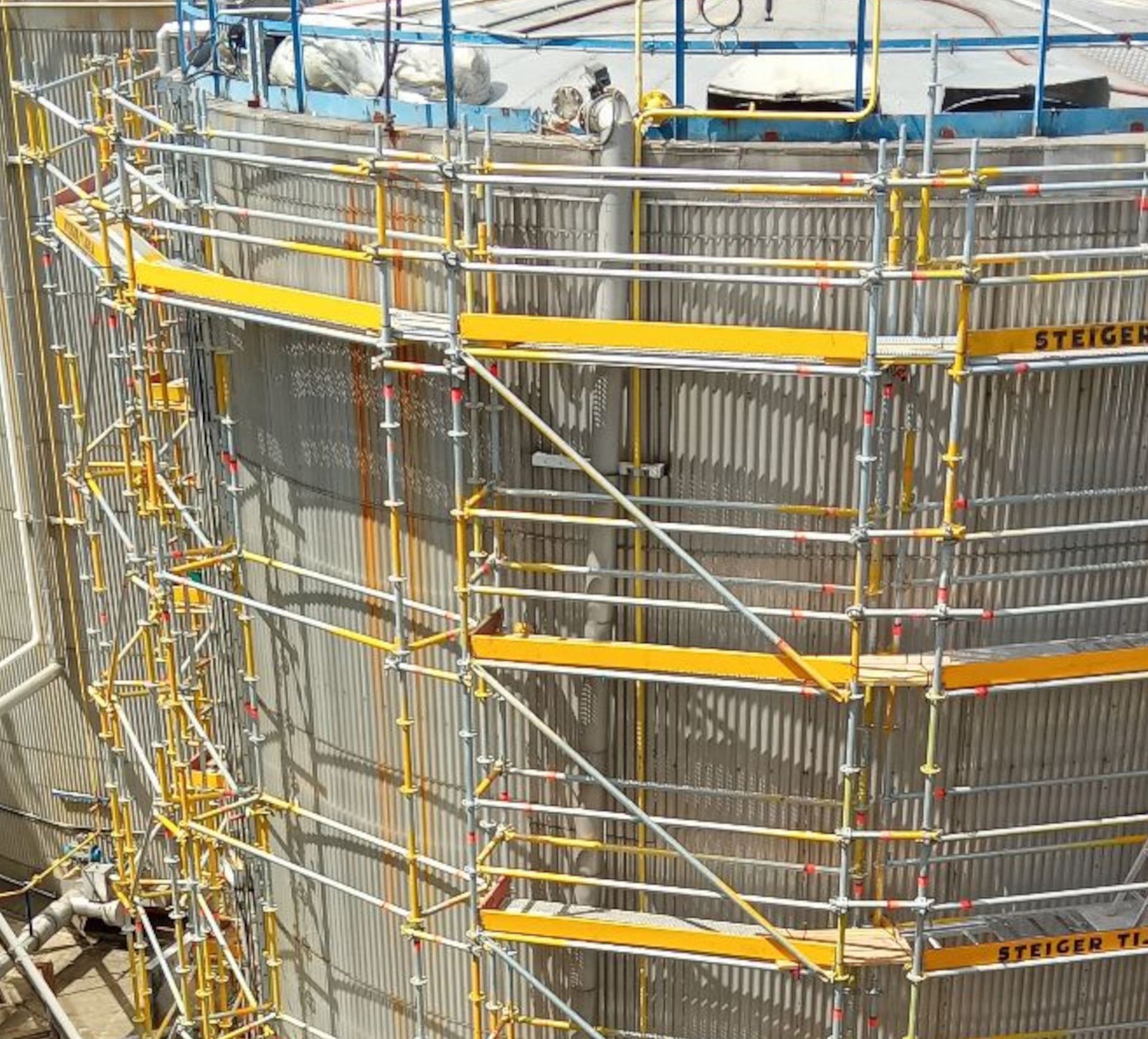 Multidirectionele steigerbouw is een techniek waarbij steigers in verschillende richtingen worden opgebouwd. Dit kan zowel horizontaal als verticaal zijn. Deze techniek biedt veel voordelen ten opzichte van traditionele steigerbouw, omdat het meer flexibiliteit biedt en toelaat om moeilijk bereikbare plekken te bereiken.