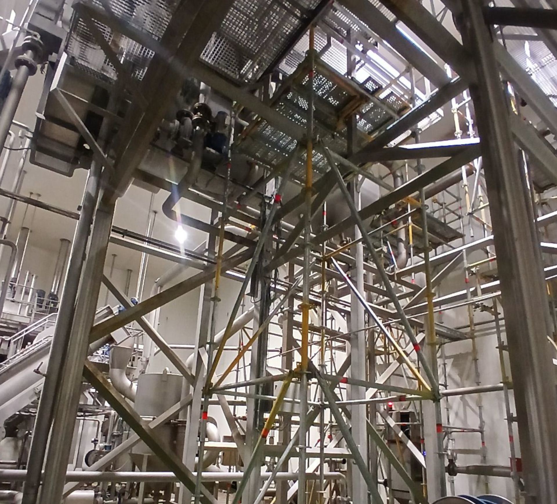 Multidirectionele steigerbouw is een techniek waarbij steigers in verschillende richtingen worden opgebouwd. Dit kan zowel horizontaal als verticaal zijn. Deze techniek biedt veel voordelen ten opzichte van traditionele steigerbouw, omdat het meer flexibiliteit biedt en toelaat om moeilijk bereikbare plekken te bereiken.